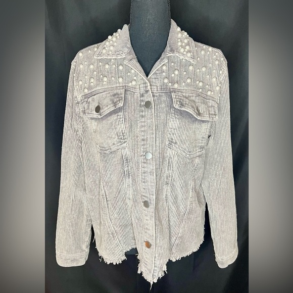 Limelush Jackets & Blazers - 🤩 NEW ITEM! Limelush Gray Women’s Denim Jacket w/ Pearl Accents